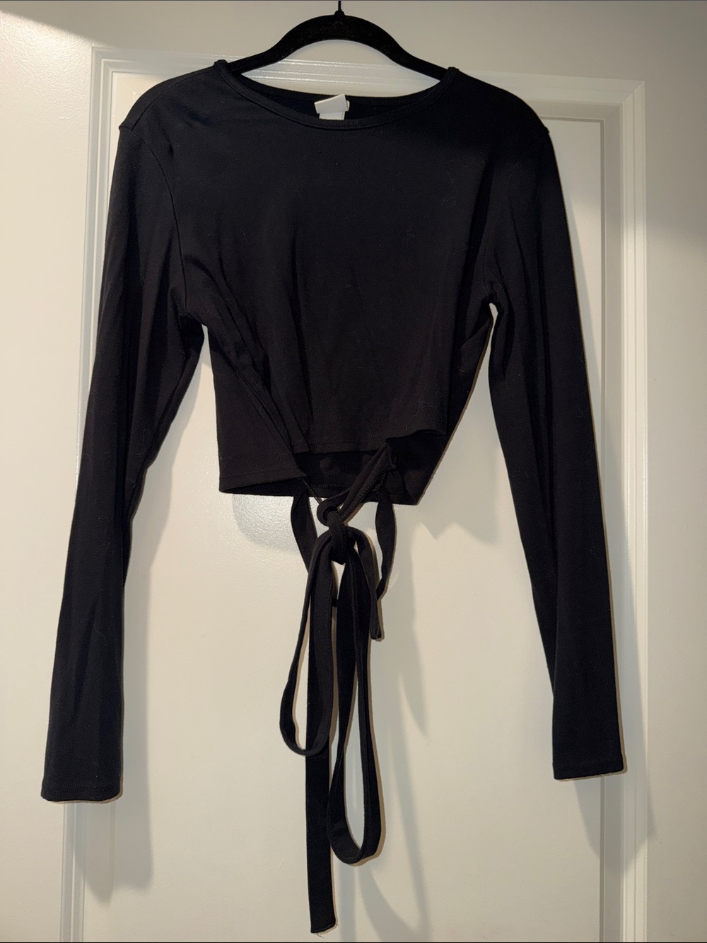 H&M Black Long-Sleeve Tie detail Crop Top